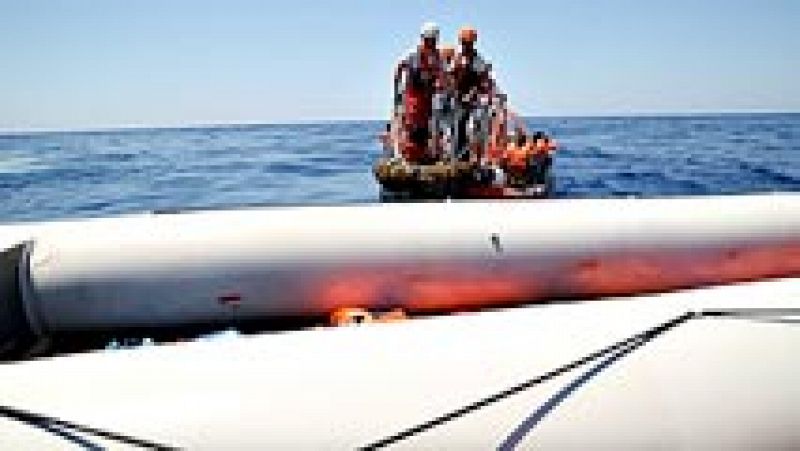 Hallan una veintena de inmigrantes muertos en una embarcación a la deriva frente a las costa de Libia