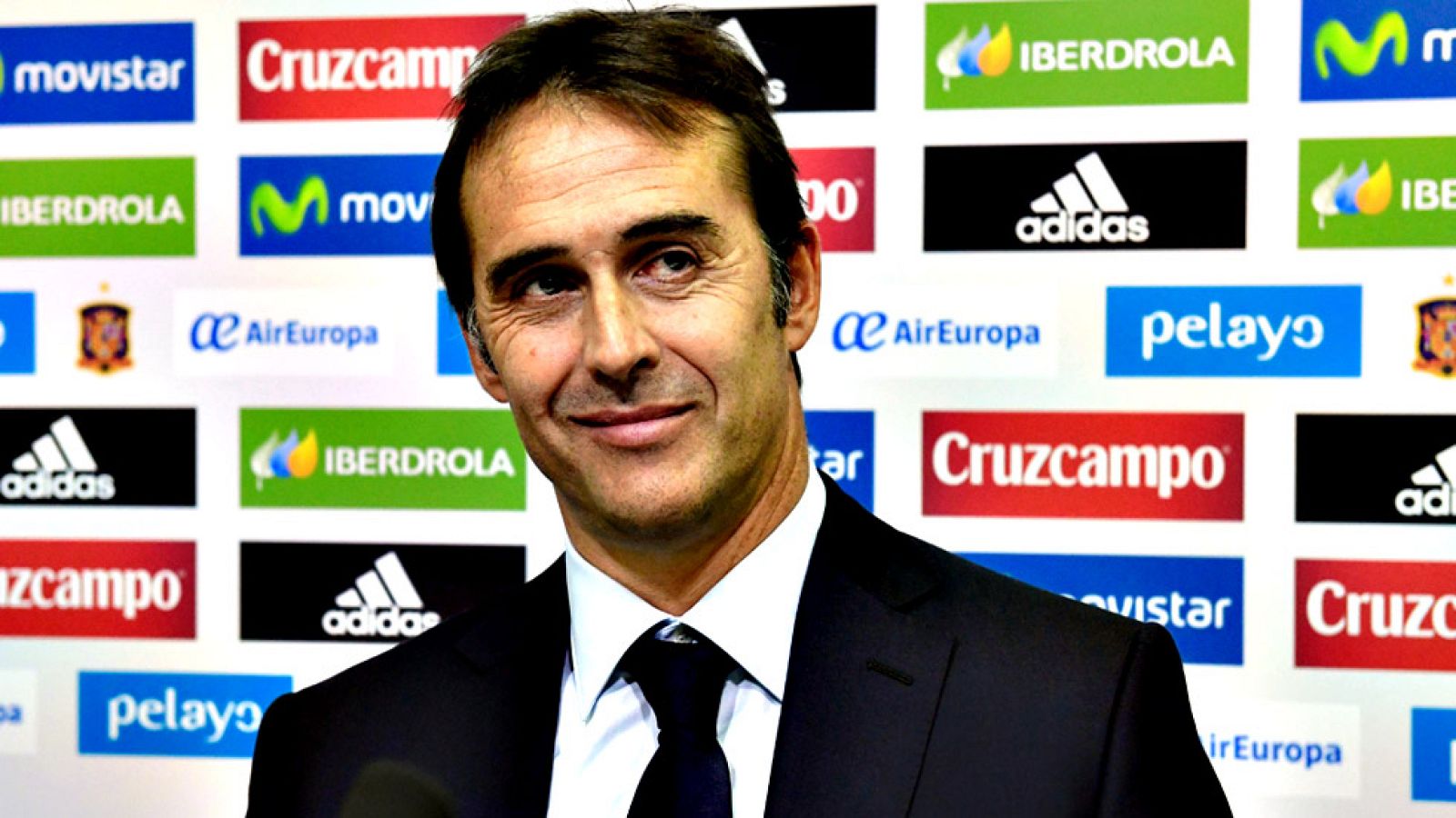 Julen Lopetegui, nuevo entrenador de la selección española de fútbol, aseguró este jueves, durante su presentación oficial, que no "desperdiciará" los buenos mimbres del pasado que dio éxitos a España y aseguró que más que una "revolución" habrá una