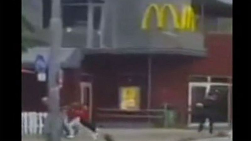 Un viandante grabó el momento en el que un tirador empieza a disparar a la gente que se encontraba en los alrededores de un Mc Donalds en el centro comercial de Olympia, en Múnich. 