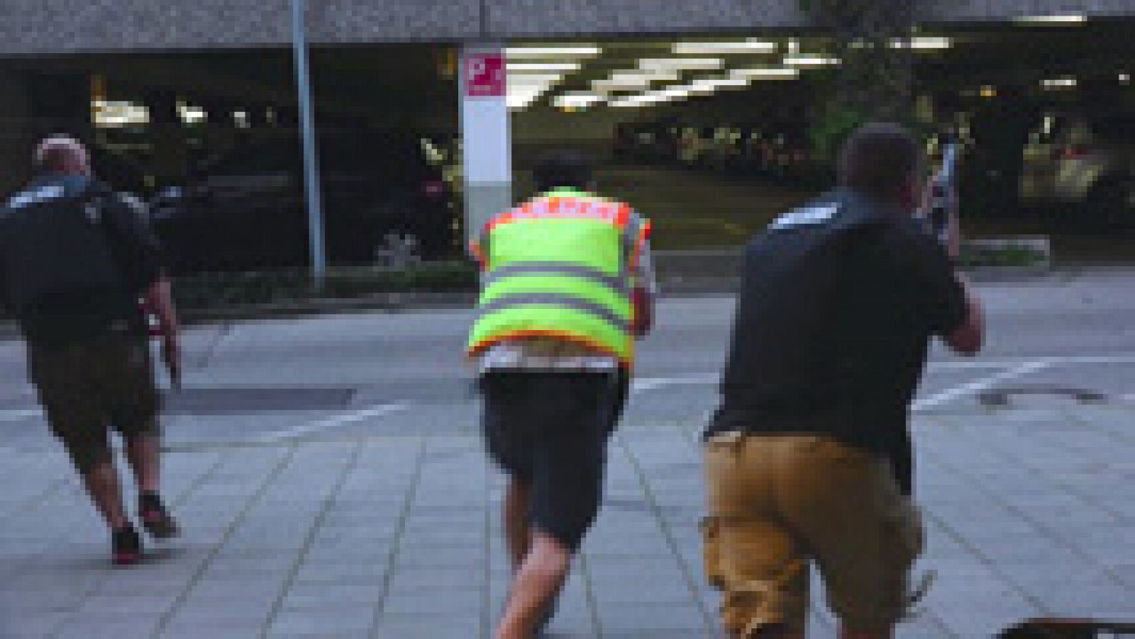 Telediario 1: Un tirador empieza a disparar en la puerta de una hamburguesería del centro comercial Olympia de Múnich | RTVE Play