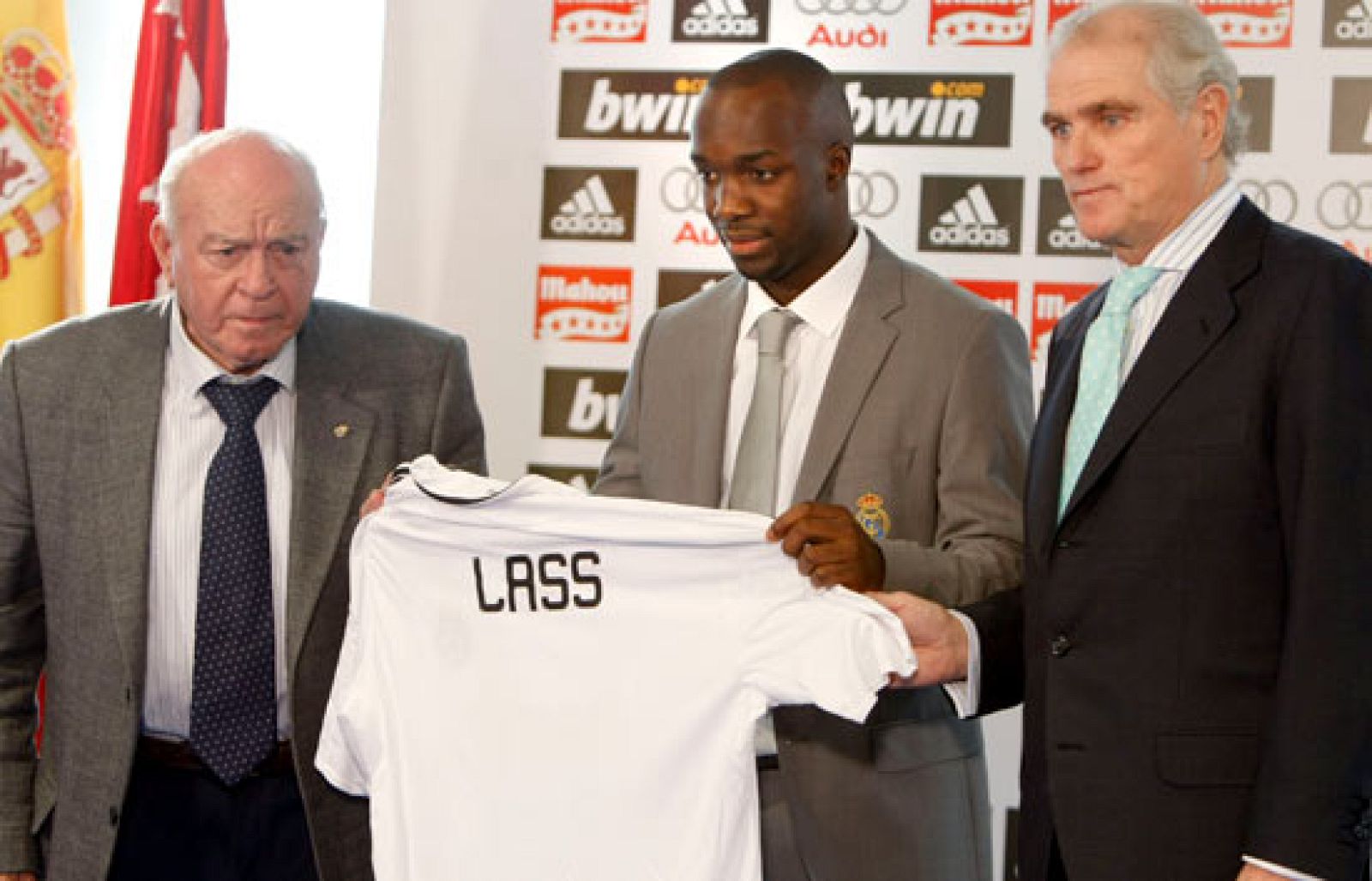 El nuevo fichaje del Madrid, Lassana Diarra, llega para hacerse un nombre propio en la plantilla y no quiere comparaciones con el otro Diarra, Mahamadou. Por eso quiere que le llamen Lass. 