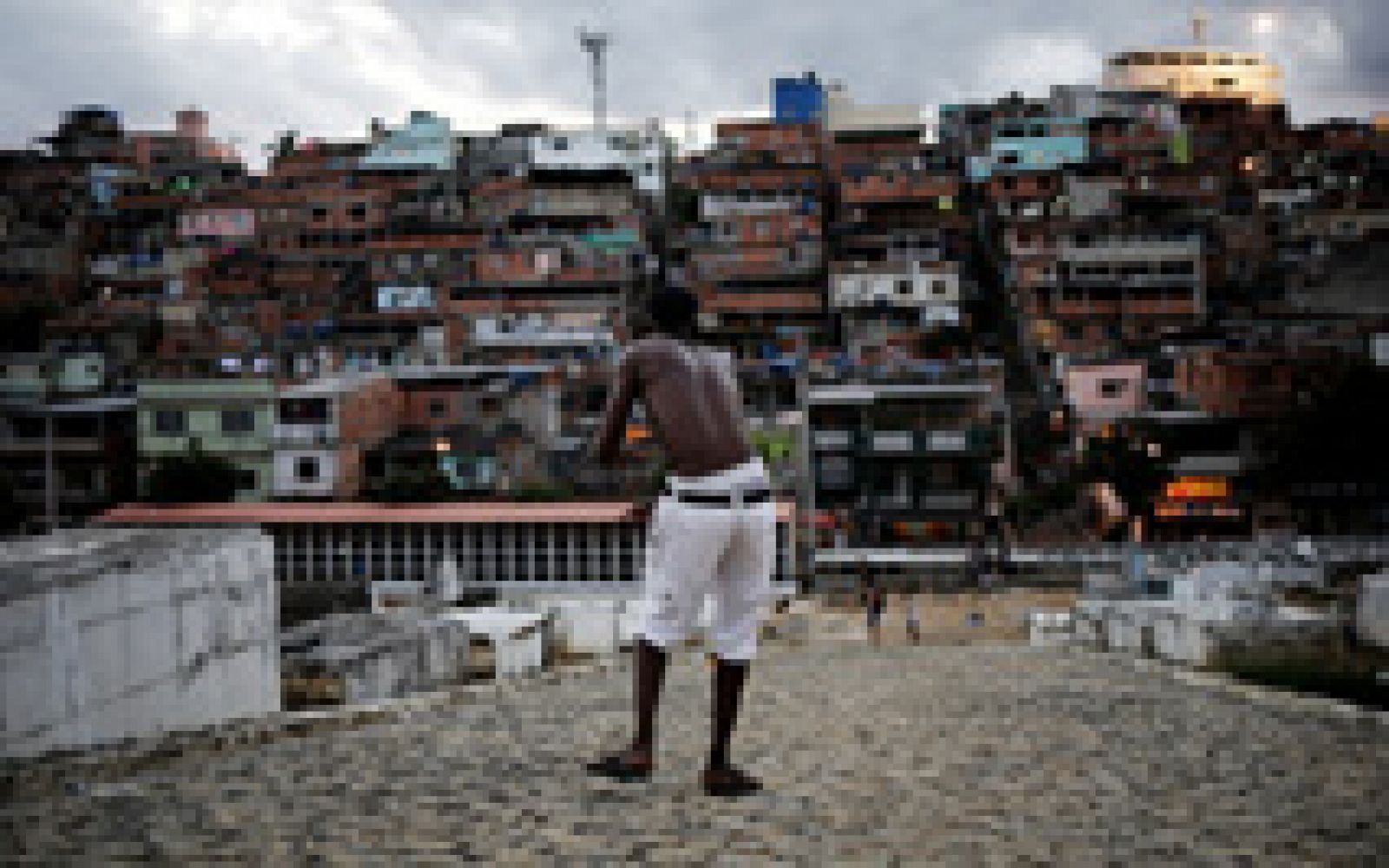 Telediario 1: Algunas favelas de Río reciben miles de turistas | RTVE Play