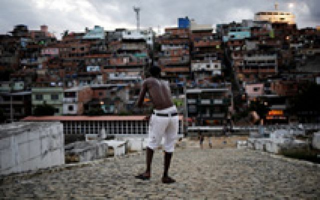 Telediario 1 - Algunas favelas de Río reciben miles de turistas