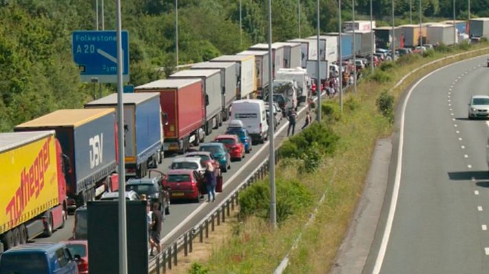Telediario 1 - 14 horas de atascos en el puerto de Dover por la avalancha de ingleses que comienzan sus vacaciones en Francia
