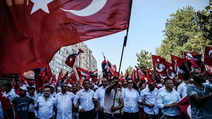 Telediario 1 - Multitudinaria manifestación en la plaza Taksim de Estambul a favor de la democracia