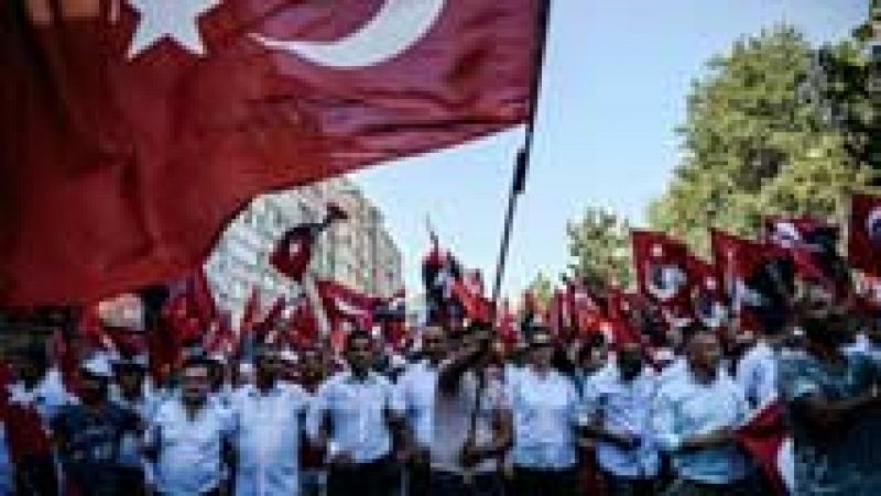 Multitudinaria manifestación en la plaza Taksim de Estambul a favor de la democracia