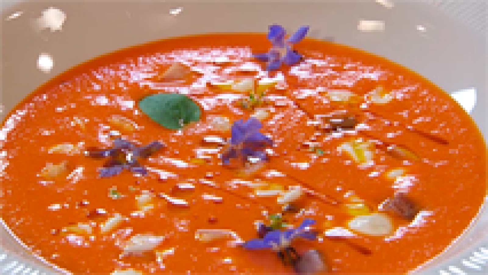 Crema de tomate con anguila ahumada