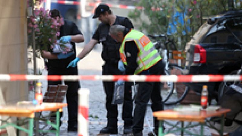 Alarma en la ciudad alemana de Ansbach, sobre las diez de la noche, por una explosión cerca del lugar donde tiene lugar un festival musical. El autor del ataque, un solicitante de asilo de 27 años que ya había intentado suicidarse, ha fallecido. Tres
