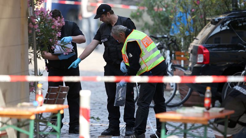 Alarma en la ciudad alemana de Ansbach, sobre las diez de la noche, por una explosión cerca del lugar donde tiene lugar un festival musical. El autor del ataque, un solicitante de asilo de 27 años que ya había intentado suicidarse, ha fallecido. Tres