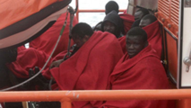 Salvamento Marítimo rescata a los siete inmigrantes en una patera en Tarifa, Cádiz