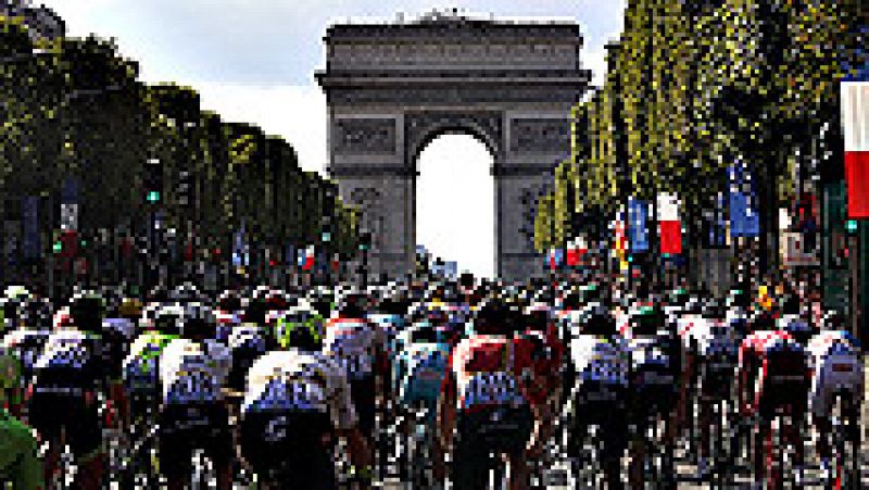 Los Campos Elseos de Pars asistieron por tecera vez a la celebracin de Chris Froome como ganador del Tour de Francia. El britnico se mostr en el podio muy cercano al pueblo francs, se acord de las vctimas de los atentados de Niza. Termin un