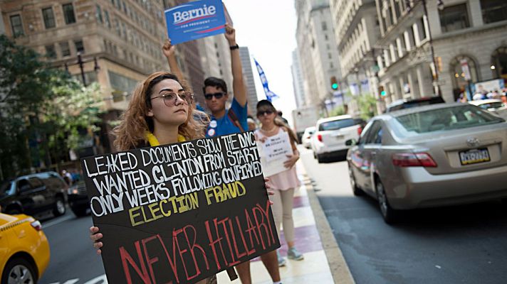 Telediario 1 - Los seguidores de Bernie Sanders azuzan las protestas en la convención demócrata