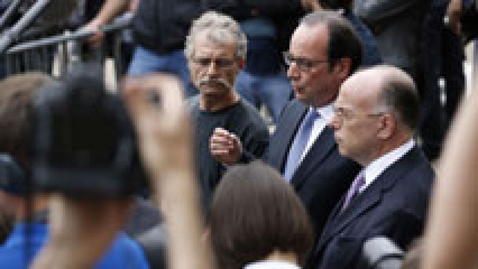 El presidente francés, François Hollande, ha asegurado que los dos autores de la toma de rehenes en una iglesia de Saint Etienne du Rouvray, junto a la ciudad normanda de Rouen, eran "terroristas que reivindicaron pertenecer al Estado Islámico". En una intervención ante la parroquia atacada, Hollande, originario de la vecina Rouen, ha dicho que "el Estado Islámico nos ha declarado la guerra" y "tenemos que librarla con todos los medios".