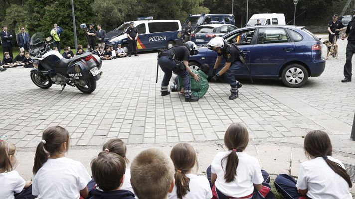 Telediario 1 - Los niños quieren ser policías, profesores o youtubers, pero de ningún modo políticos