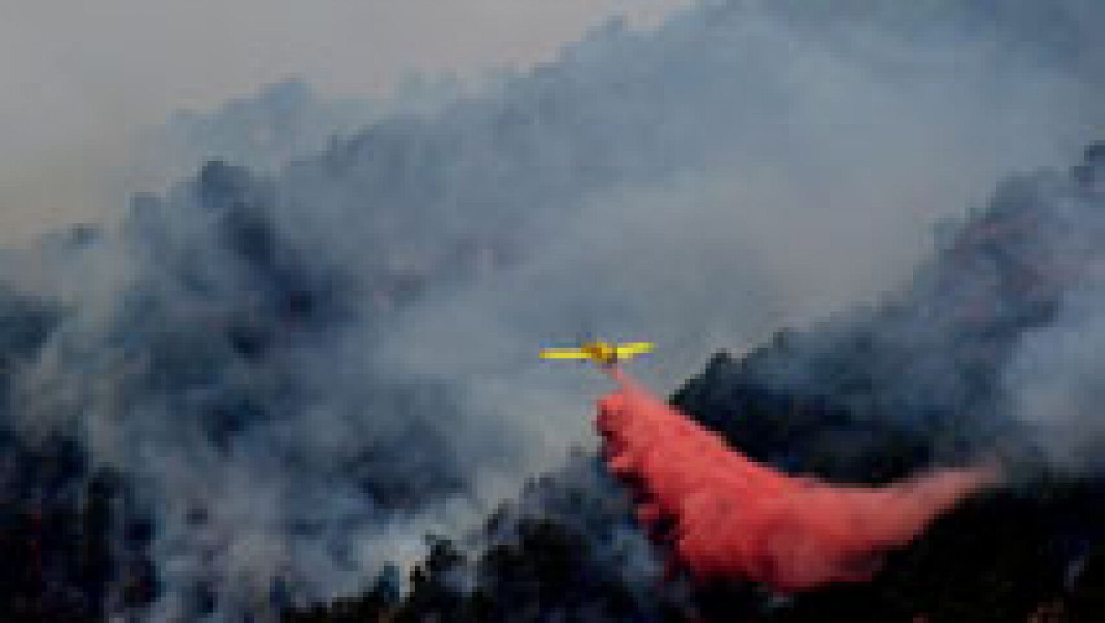 Las labores de extinción del incendio de Artana se centran en el frente que amenaza a la Sierra de Espadán