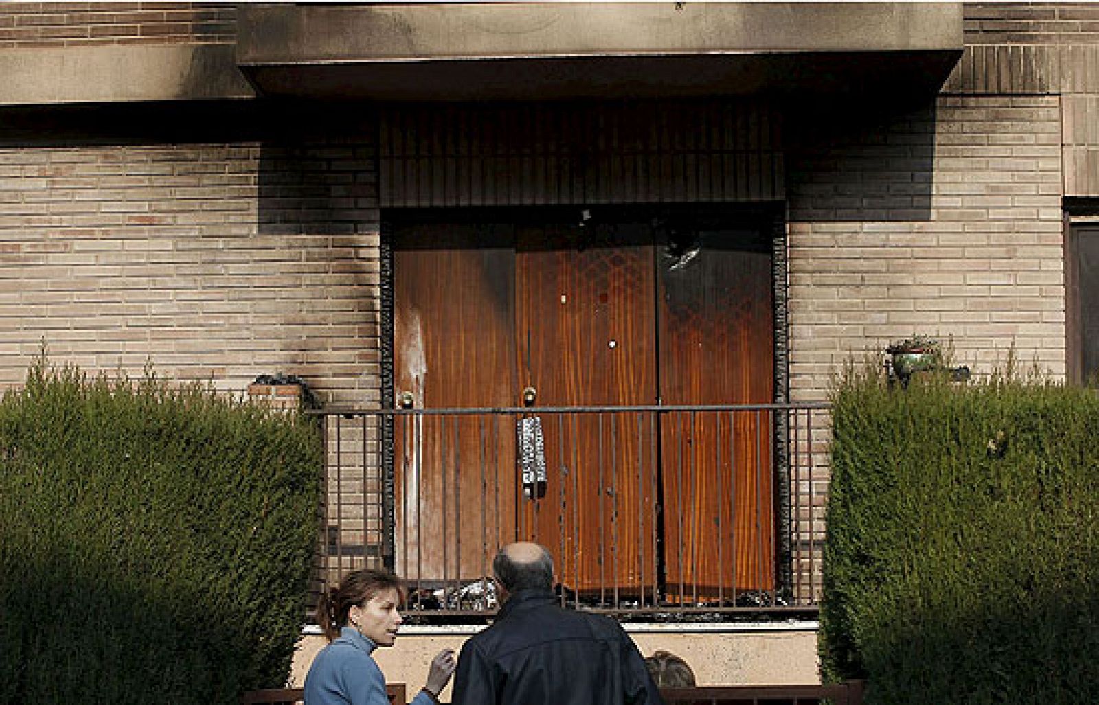 Once personas intoxicadas en un incendio registrado en un edificio de Castellón, donde siete de ellas han tenido que ser rescatadas por los bomberos al no poder salir de sus domicilios.