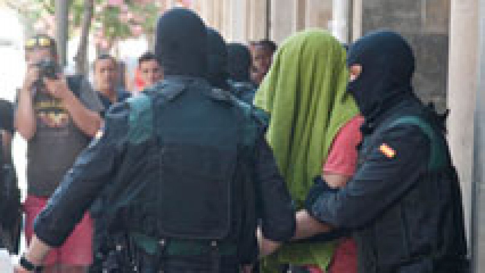 Telediario 1: Detenidos en Girona dos hermanos acusados de colaborar con la financiación de DAESH | RTVE Play