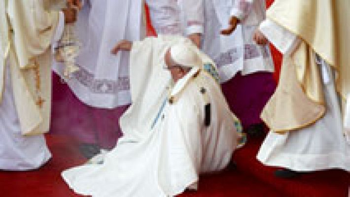 El papa sufre una caída durante la celebración de una misa 