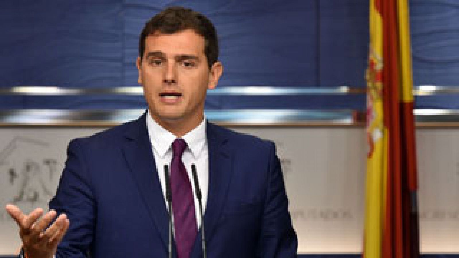 Telediario 1: Rivera plantea al rey un gobierno de PP, PSOE y C's sin Rajoy o que todos se abstengan para que este gobierne | RTVE Play