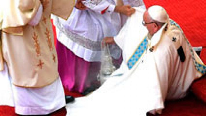 El papa Francisco sufre un tropiezo durante una multitudinaria misa en Polonia
