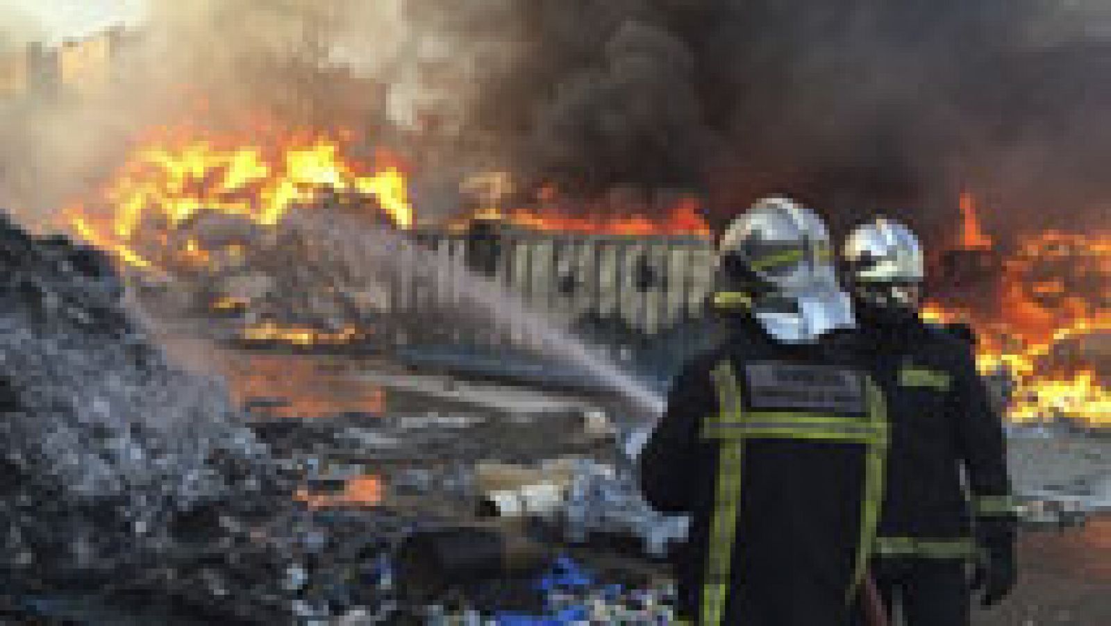 Telediario 1: Un incendio en la planta de reciclaje de Arganda del Rey, en Madrid, calcina papel, goma y chatarra  | RTVE Play