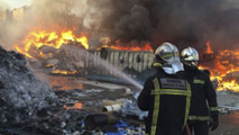 Un incendio en la planta de reciclaje de Arganda del Rey, en Madrid, calcina papel, goma y chatarra 
