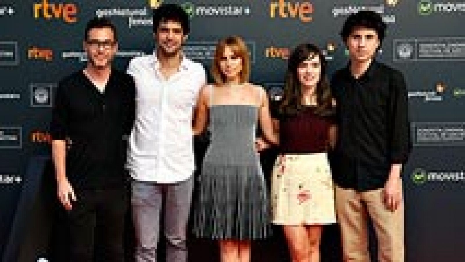 El director Jonás Trueba (d), junto al productor de su película 'La Reconquista', Javier Lafuente (i), y los actores Francesco Carril, Aura Garrido e Itxaso Arana