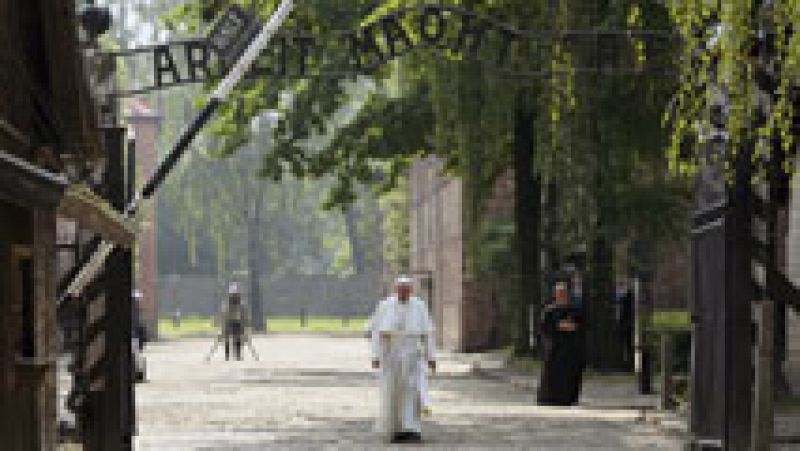 El papa Francisco ha visitado los campos de exterminio nazi de Auschwitz y Birkenau, donde murieron un millón cien mil personas y donde se recogió en oración y ha saludado a diez supervivientes.