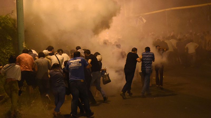 Más de 165 detenidos y 60 hospitalizados tras una noche de disturbios en Armenia