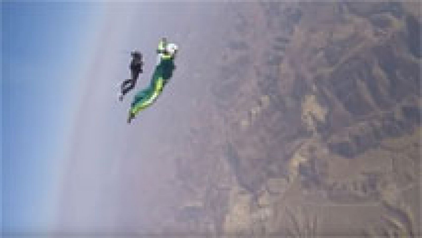 Informativo 24h: El estadounidense Luke Aikins bate el récord al saltar sin paracaídas desde 7.620 metros | RTVE Play