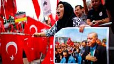 Miles de turcos se manifiestan en Colonia en apoyo de Erdogn y contra el golpe militar