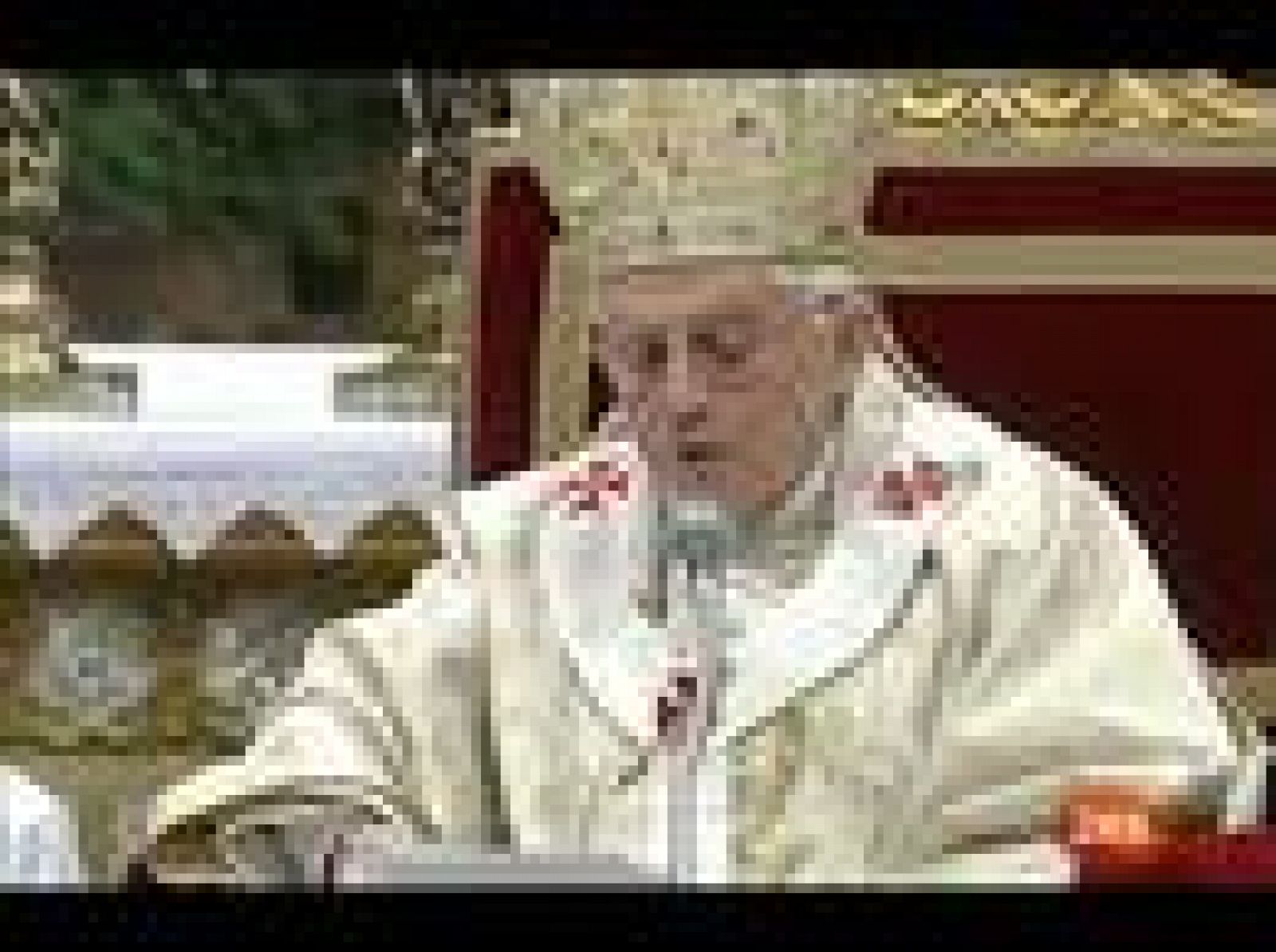 El Papa pronuncia el tradicional mensaje de navidad desde el balcón de la Basílica de San Pedro.