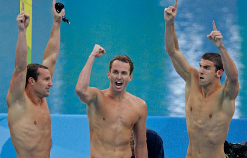 A punto estuvo el equipo francés de 4x100 metros libres de aguarle la fiesta de las ocho medallas a Michael Phelps, la estrella del equipo estadounidense.   