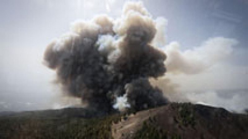 El incendio declarado en La Palma avanza sin control