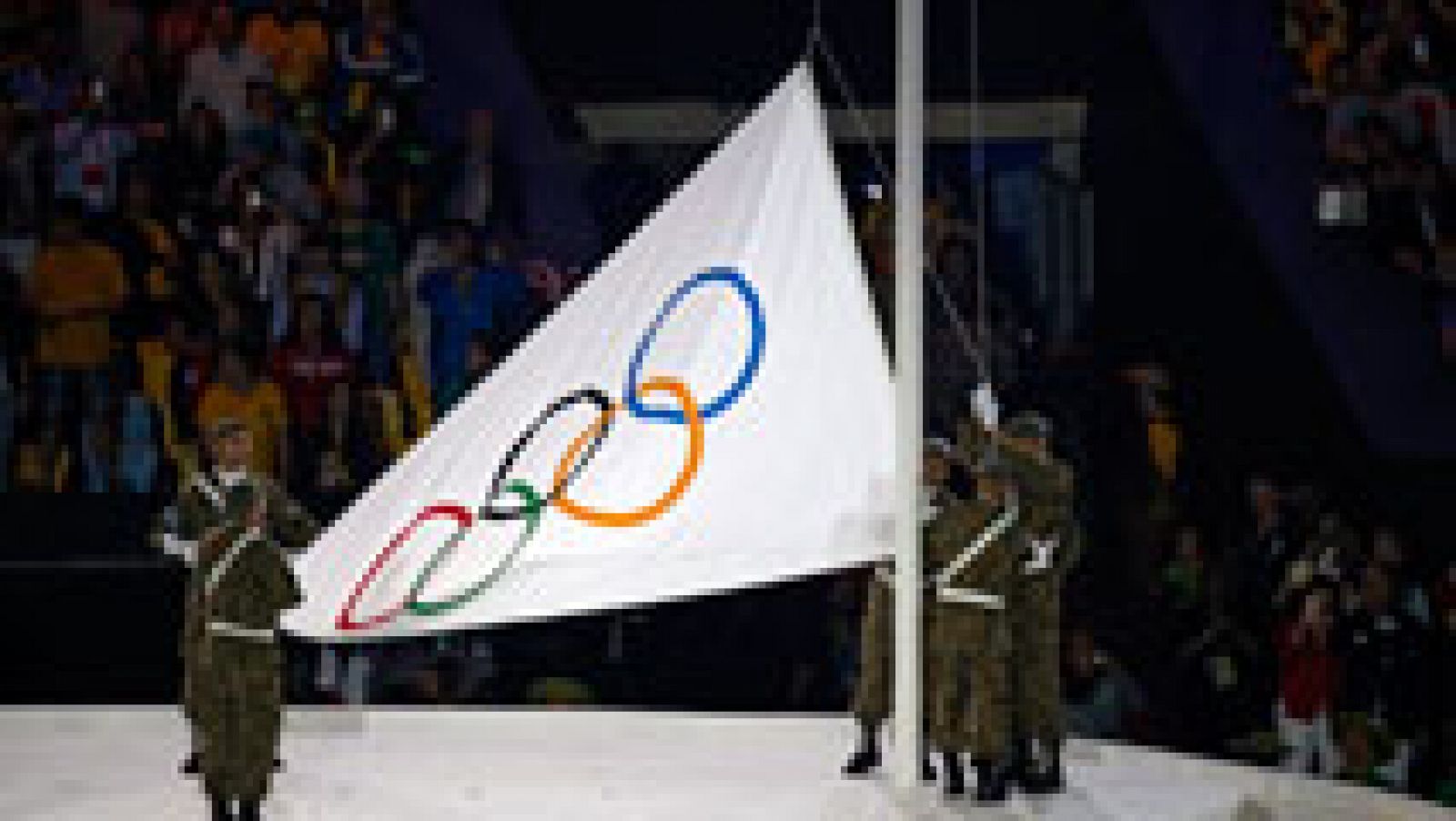 R o 2016 R o 2016 La bandera ol mpica es izada en el estadio de