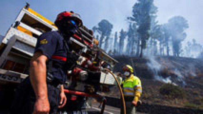 El fuego de La Palma alcanza la ladera este y cubre Fuencaliente de humo