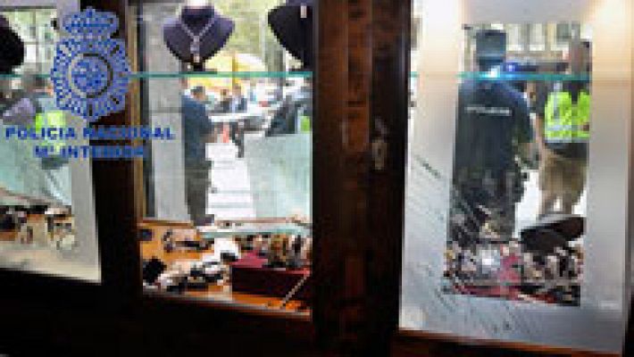 Telediario 1 - Detienen in fraganti a un grupo de 'Pink Panther' al robar joyas por valor de 400.000 euros