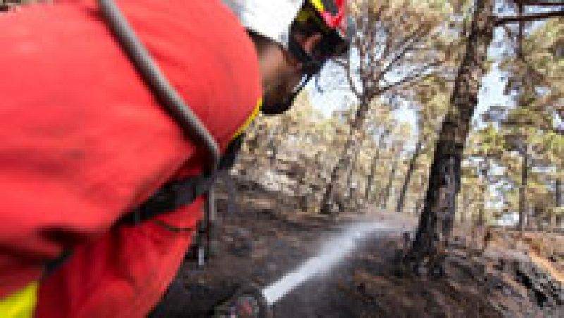 Los equipos de emergencias trabajan por cuarto día para controlar en incendio en La Palma