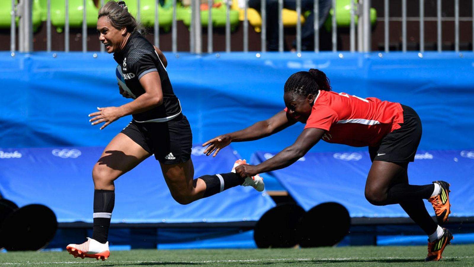La selección española femenina de rugby 7 debutó en los Juegos de Río 2016 con una derrota por 7-24 ante Francia, en el partido inaugural de la competición.