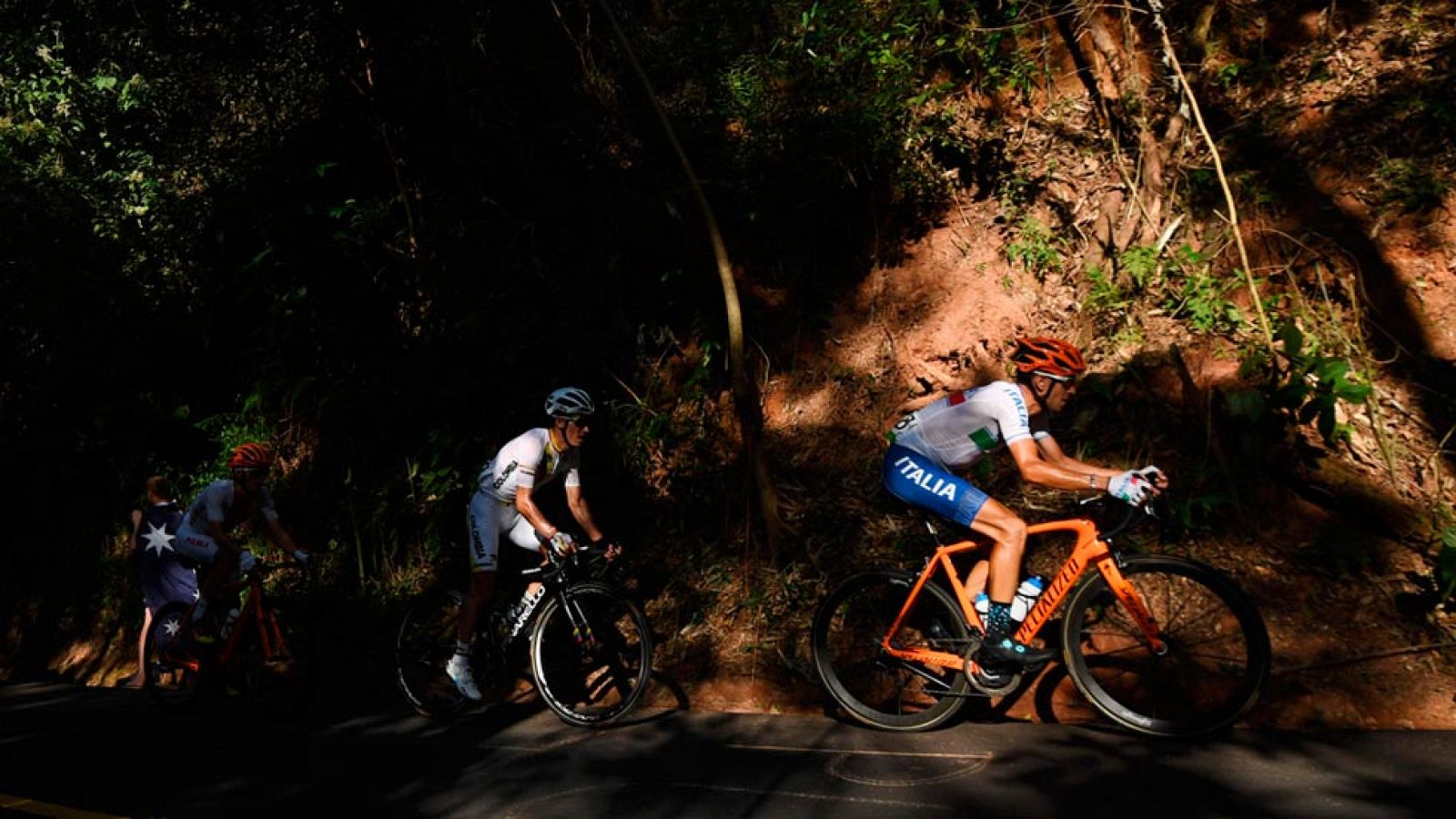 Nibali y Henao se caen cuando iban primero y segundo