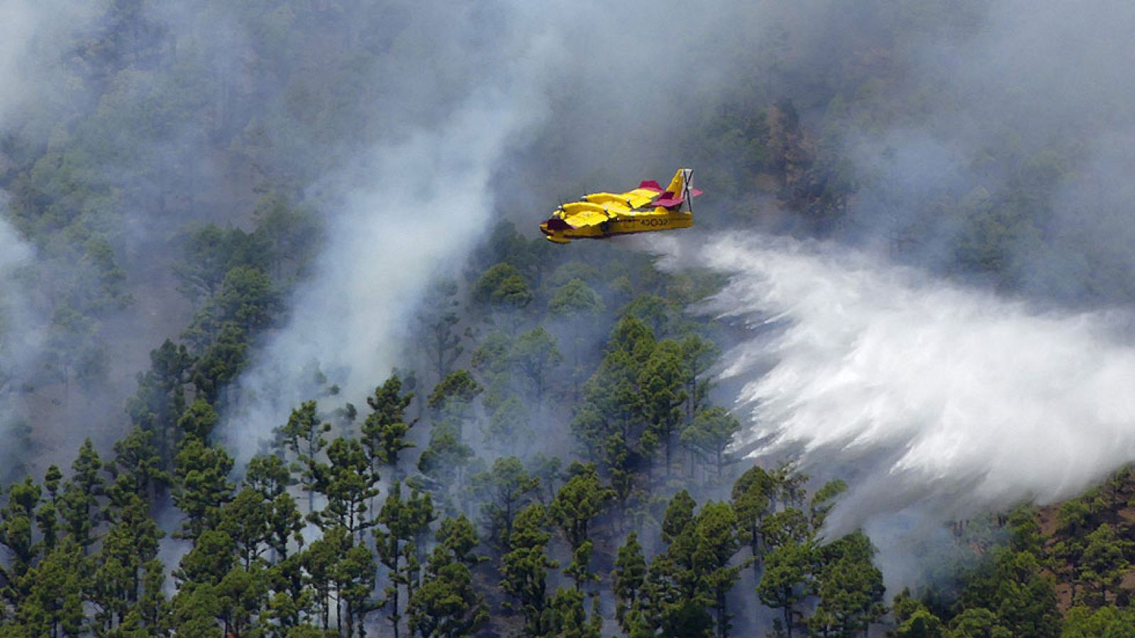 El fuego en La Palma obliga a evacuar Montes de Luna y Tigalate