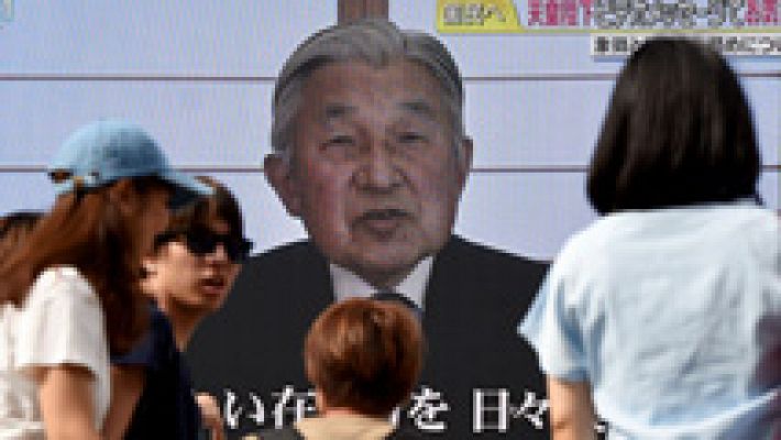 El emperador de Japón, Akihito, reconoce que la edad le hace "difícil" desempeñar sus funciones