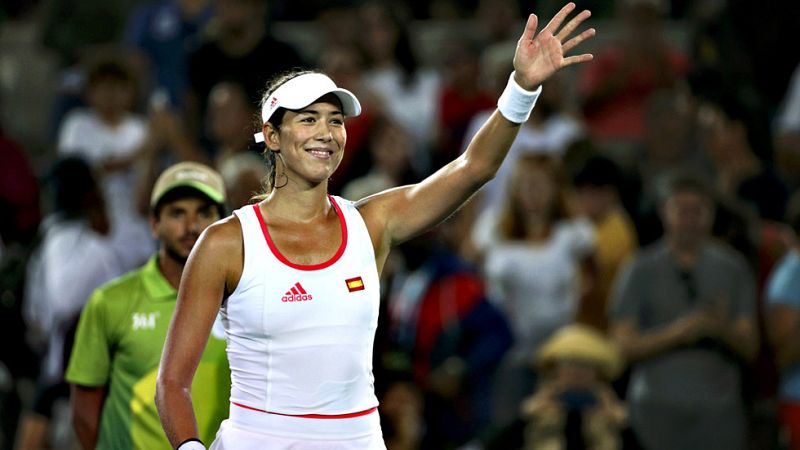 El tenista española Garbiñe Muguruza solventó con galones su  estreno este domingo en el cuadro individual del torneo olímpico de  Río de Janeiro, donde venció (6-2, 6-2) a la rumana Andreea Mitu para  alcanzar una segunda ronda en la que se medirá c