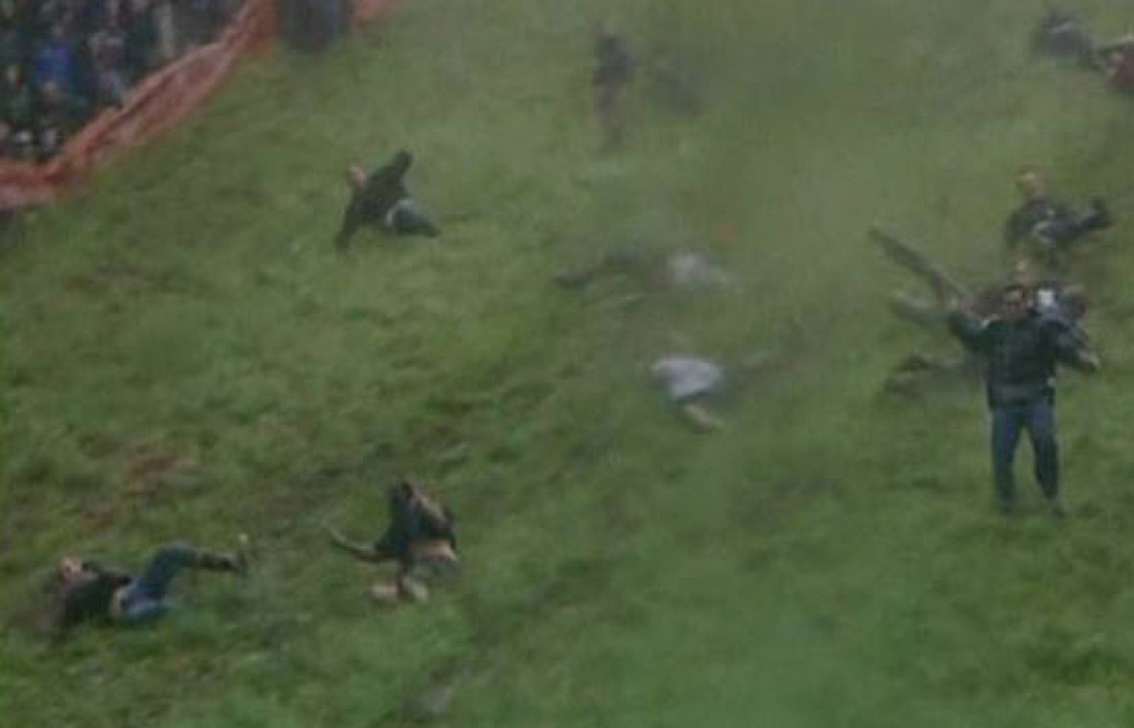 Carreras de caracoles, fútbol femenino en los Andes y persecuciones de quesos ladera abajo completan las imágenes más curiosas de 2008.  