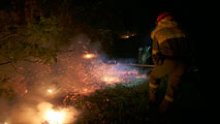 Tres fuegos activos en Pontevedra han quemado ya más de 800 hectáreas