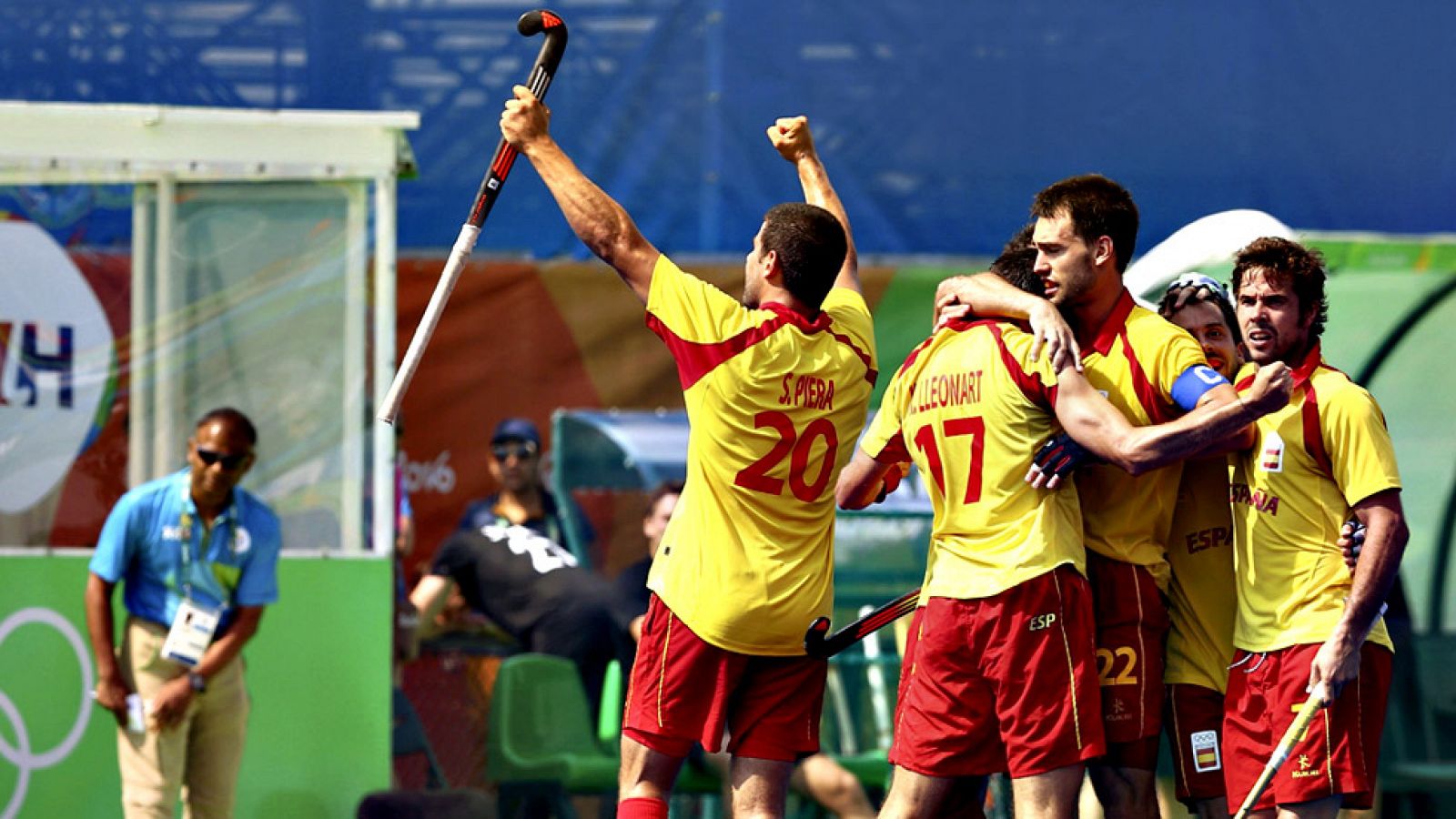 Un golazo de Xavi Lleonart en el último minuto del partido frente a Nueva Zelanda dio a España su tercera victoria (2-3) en el hockey de Río, con la que abre la puerta de los cuartos de final a falta de los dos últimos partidos del grupo con Bélgica