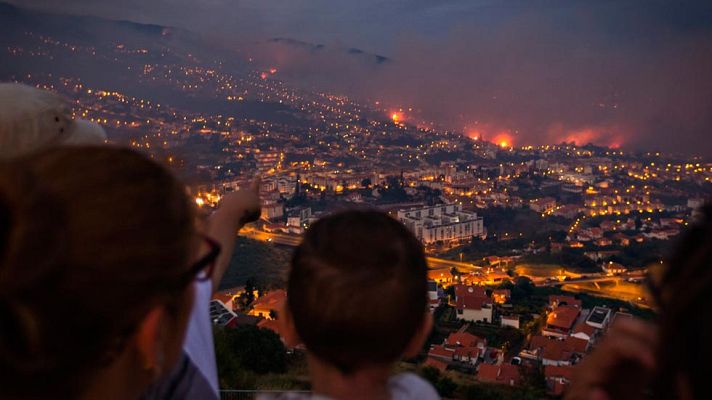 Telediario 1 - El fuego que arrasa la capital de Madeira se reaviva y quema decenas de edificios