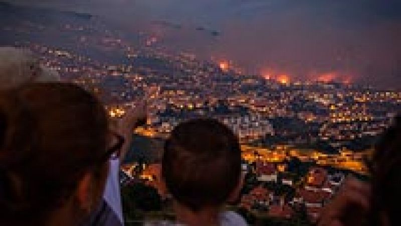 El fuego que arrasa la capital de Madeira se reaviva y quema decenas de edificios