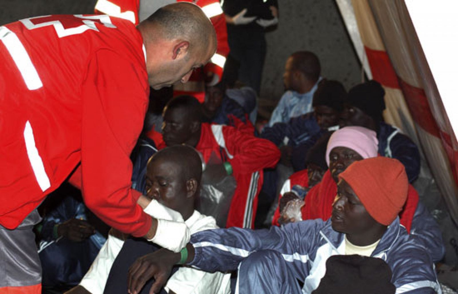 Cerca de mil inmigrantes sin papeles llegan a Lampedusa, Italia, y treinta y nueve llegan a Gran Canaria