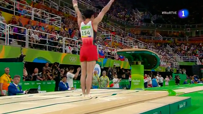 Ejercicio de salto del japonés Kohei Uchimura